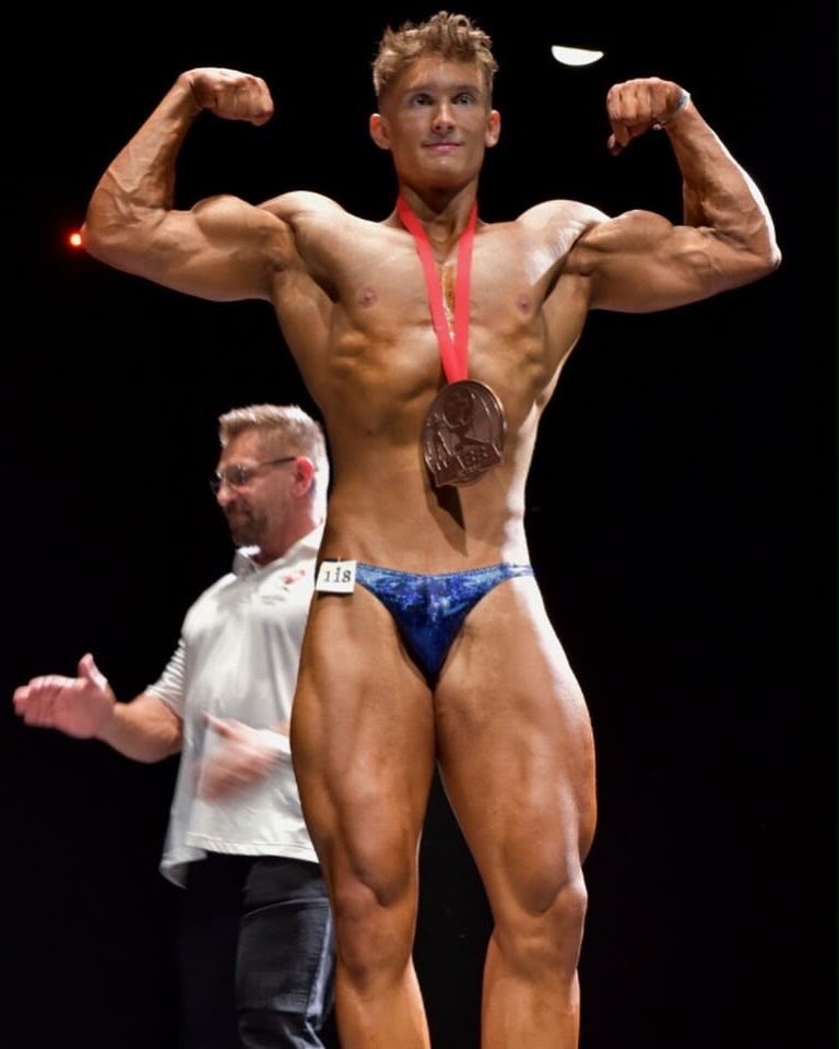 Romain Colliard sur scène avec sa médaille de compétition
